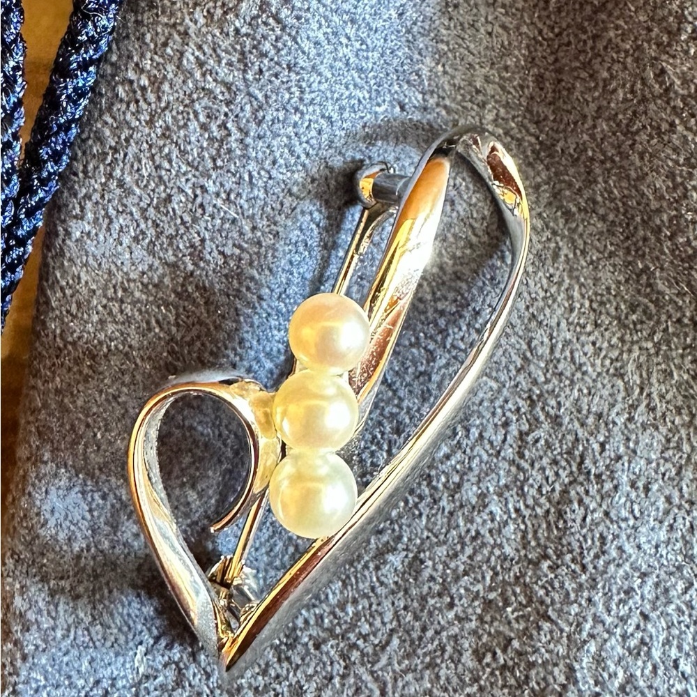 Mikimoto pin/brooch, white gold and pearl